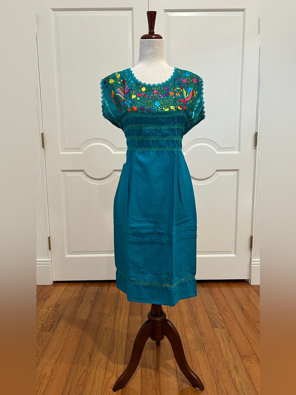 Mexican embroidered dress, hand Embroidered with silk threads.